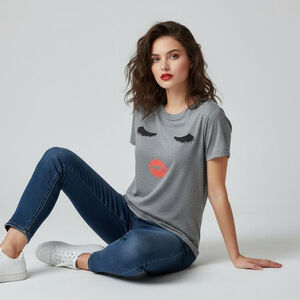 EISHOPEER Medium T-Shirt Large Gray Red Eyelashes and Lips